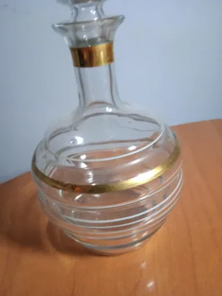 Licorera antigua de cristal con detalles dorados