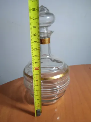 Licorera antigua de cristal con detalles dorados