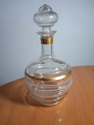 Licorera antigua de cristal con detalles dorados