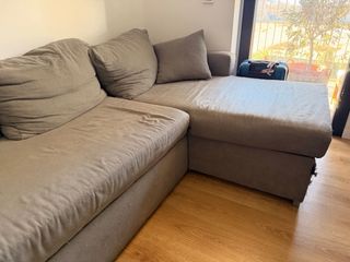 Sofá modular gris con daños de gato