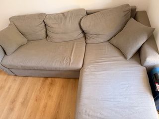 Sofá modular gris con daños de gato