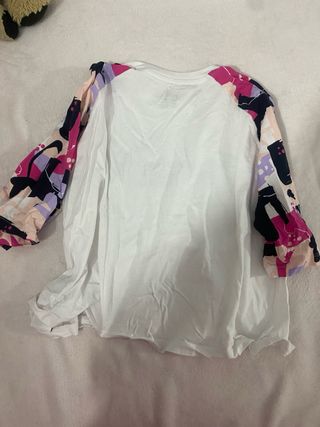 Camiseta Puma Blanca con Estampado Floral