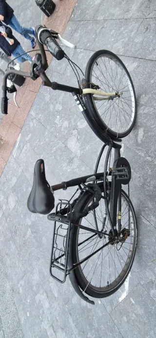 Bicicleta de ciudad negra