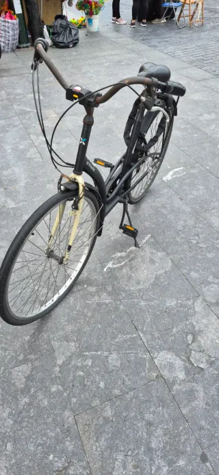 Bicicleta de ciudad negra