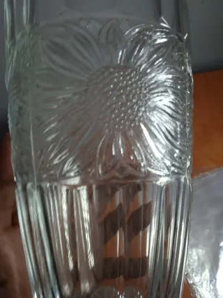 Jarrón antiguo de cristal con girasoles