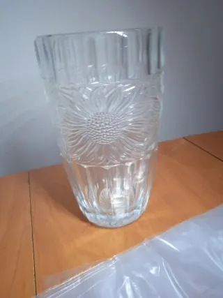 Jarrón antiguo de cristal con girasoles