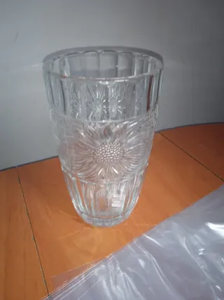 Jarrón antiguo de cristal con girasoles