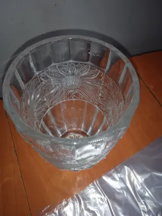 Jarrón antiguo de cristal con girasoles