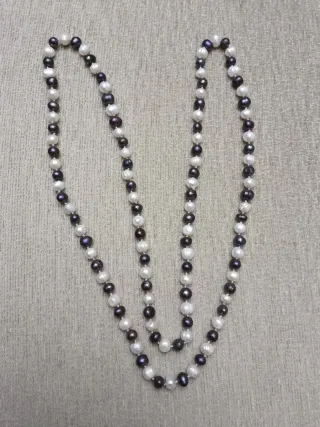 Collar de perlas blanco y negro