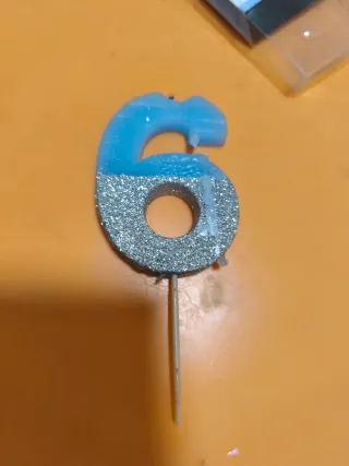 Vela número 6 azul y plateada