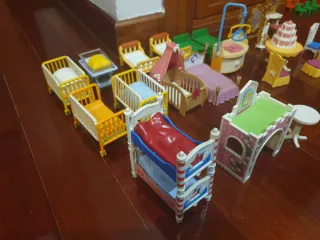 Lote Playmobil: Camas, Mesas y Accesorios