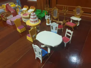 Lote Playmobil: Camas, Mesas y Accesorios