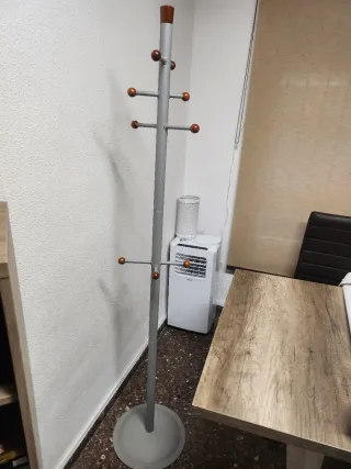 Perchero de pie metal y madera