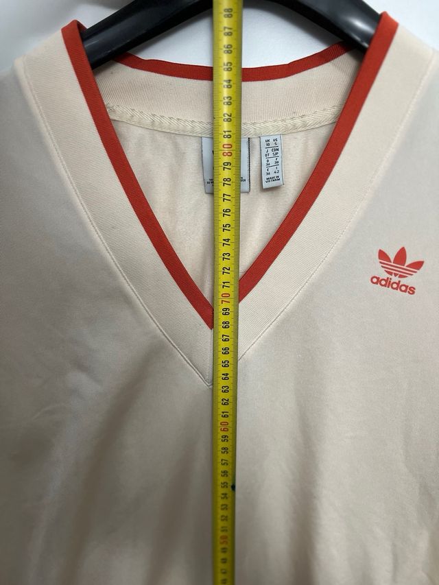 Vestido Adidas Beige con Detalles Rojos