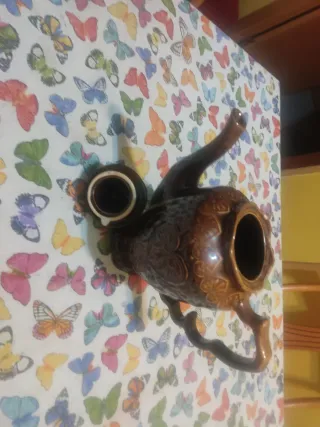 Tetera de cerámica decorada