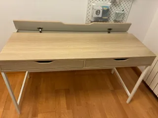 Escritorio moderno Ikea madera y metal