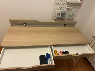 Escritorio moderno Ikea madera y metal