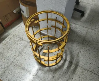 Tavolo da design in ferro dorato