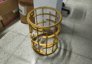 Tavolo da design in ferro dorato