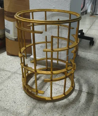 Tavolo da design in ferro dorato