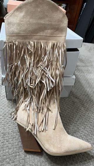 Botas de tacón con flecos beige