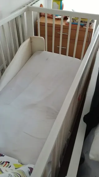 Cuna de bebé blanca (con colchón incluido)
