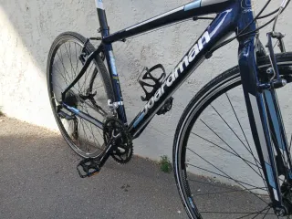 Bicicleta deportiva híbrida con manillar recto.