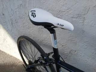 Bicicleta deportiva híbrida con manillar recto.