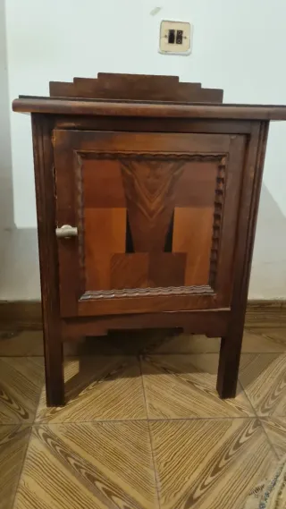Armario antiguo de madera oscura