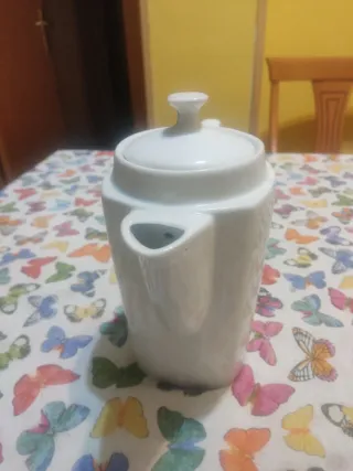 Tetera de porcelana blanca