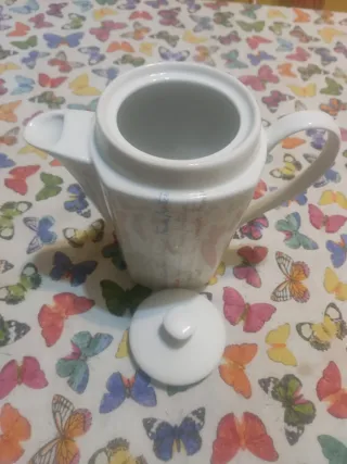 Tetera de porcelana blanca