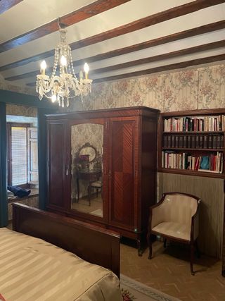 Pareja de butacas antiguas de madera y tela