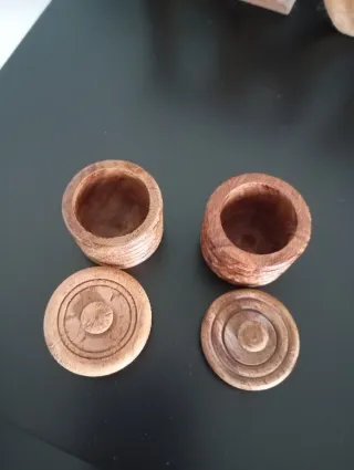 Piccoli barattoli in legno