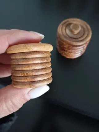 Piccoli barattoli in legno