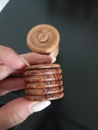 Piccoli barattoli in legno