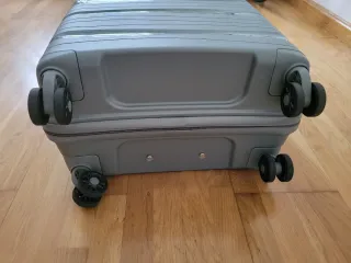 Maleta gris con ruedas