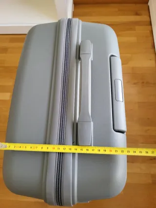 Maleta gris con ruedas