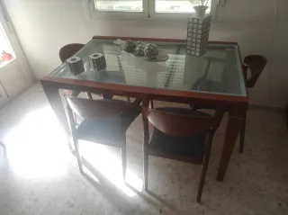 Mesa de comedor extensible y 4 sillas