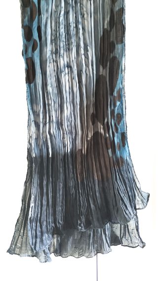 Pañuelo con círculos azul y negro