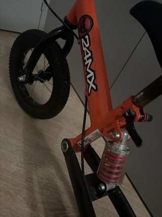 Bicicleta de equilibrio infantil naranja