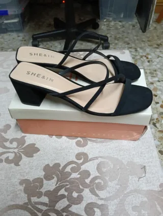 Sandalias SHEIN tacón bajo negras