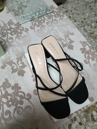 Sandalias SHEIN tacón bajo negras