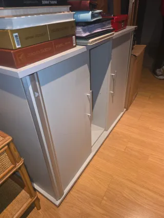 Mueble blanco y dorado