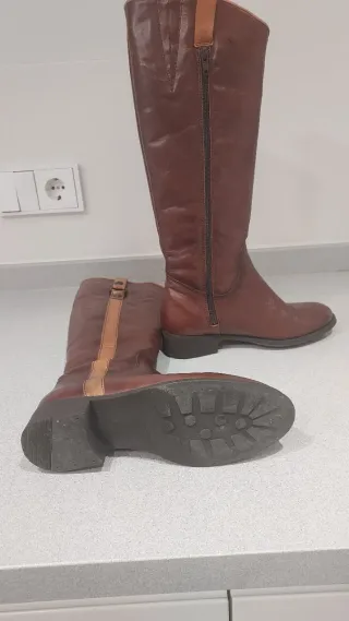 Botas altas de piel marrón