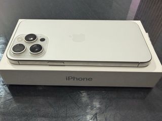 iPhone 15 Pro Max blanco y plata.