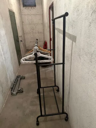 Burra de ropa negra y madera