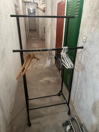 Burra de ropa negra y madera