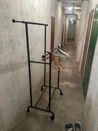 Burra de ropa negra y madera