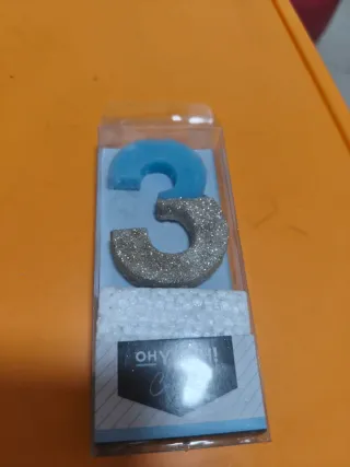 Vela número 3 azul y plateada