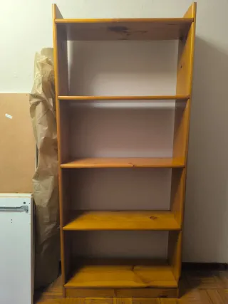 Estantería de madera